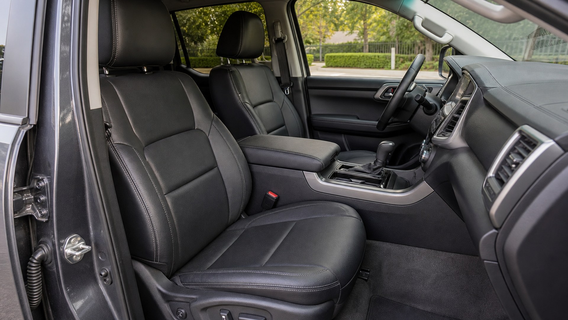 How to Choose Leather Seat Covers for Seat, Dash, and Console Layouts
