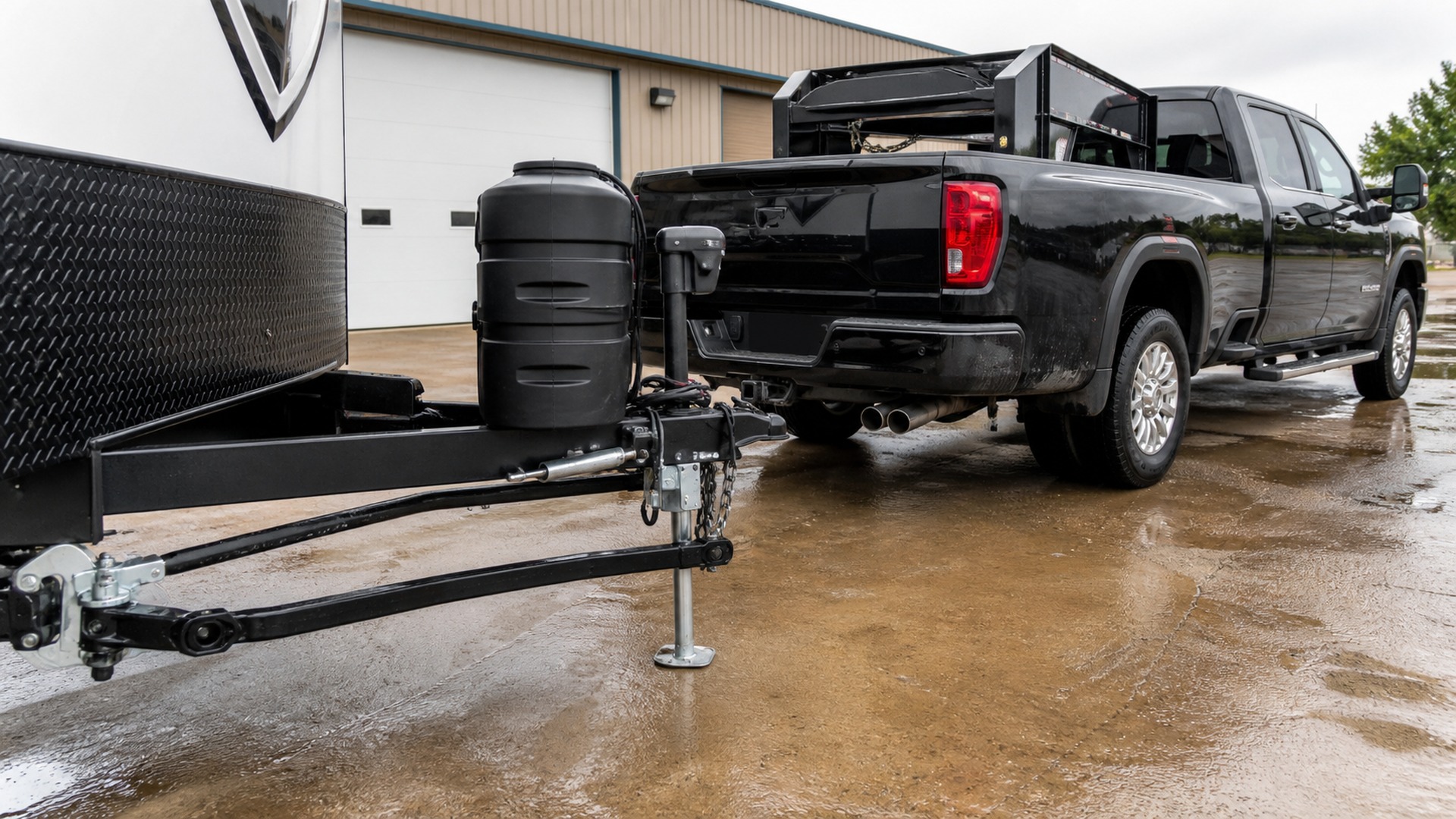 What Makes Weight Distribution Hitches Different from Gooseneck Hitches